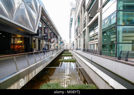 Londres, Royaume-Uni - 25 novembre 2017 - Les restaurants et commerces à traverse Place à Canary Wharf Banque D'Images