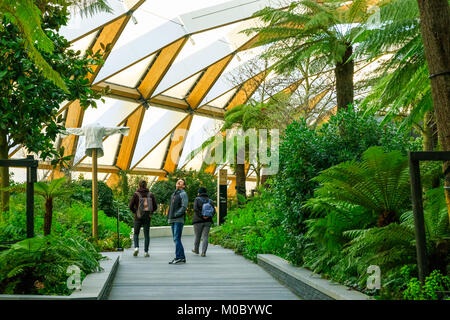 Londres, Royaume-Uni - 25 novembre 2017 - Les touristes marcher sur le Roof Garden Place traverse à Canary Wharf Banque D'Images