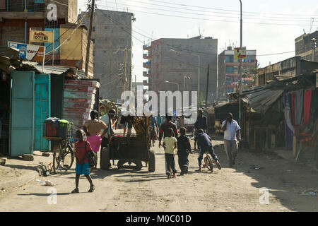 Vue vers le bas une route de Huruma, district de Nairobi, montrant des personnes et des bâtiments, Nairobi, Kenya, Afrique de l'Est Banque D'Images