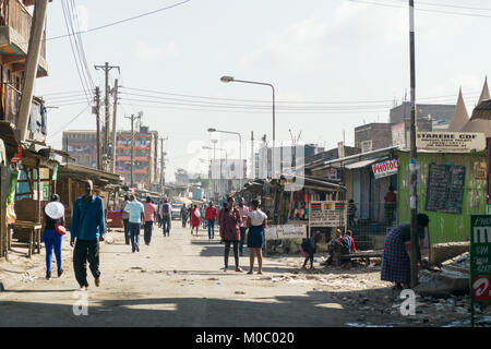 Vue vers le bas une route de Huruma, district de Nairobi, montrant des personnes et des bâtiments, Nairobi, Kenya, Afrique de l'Est Banque D'Images