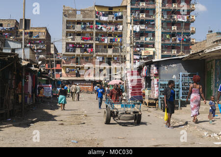 Vue vers le bas une route de Huruma, district de Nairobi, montrant des personnes et des bâtiments, Nairobi, Kenya, Afrique de l'Est Banque D'Images