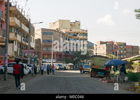 Vue vers le bas une route de Huruma, district de Nairobi, montrant des personnes et des bâtiments, Nairobi, Kenya, Afrique de l'Est Banque D'Images