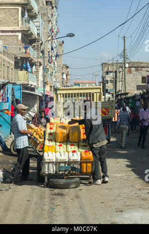 Vue vers le bas une route de Huruma, montrant les gens commerces et bâtiments, Nairobi, Kenya, Afrique de l'Est Banque D'Images