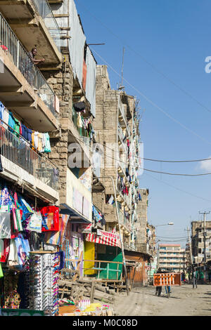 Vue vers le bas une route de Huruma, district de Nairobi, montrant des personnes et des bâtiments, Nairobi, Kenya, Afrique de l'Est Banque D'Images