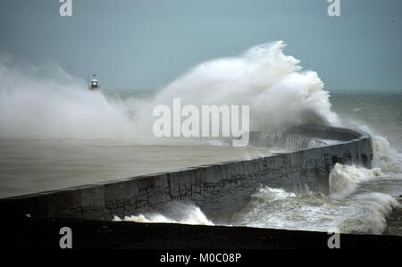 Mer agitée à Newhaven comme une tempête hivernale hits. Banque D'Images