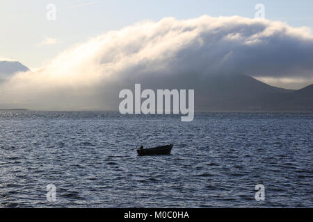 Bateau flottant sur une mer calme en Irlande Banque D'Images