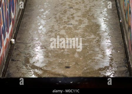 À la recherche vers le bas dans le passage souterrain du métro entrée sur une nuit humide de l'Irlande du Nord Belfast, Royaume-Uni Banque D'Images