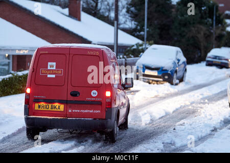 Royalmail postal delivery van conduisant le long street recouverts de neige en Irlande du Nord Belfast Banque D'Images