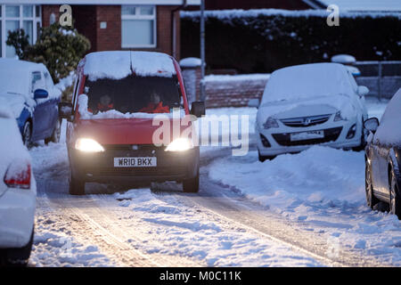 Les facteurs conduisant royal mail van dans cette rue couverte de neige dans la région de Belfast en Irlande du Nord Banque D'Images