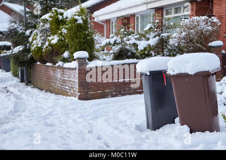 En dehors des poubelles maisons couvertes de neige en Irlande du Nord Belfast Banque D'Images