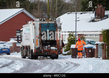 Bacs de collecte travailleur avec conduite de camion de recyclage d'ordures dans cette rue couverte de neige dans la région de Belfast en Irlande du Nord Banque D'Images