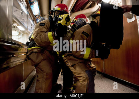 Les marins lutter contre un incendie simulé au cours d'un exercice général quarts à bord de l'USS JOHN C. STENNIS (CVN 74). Banque D'Images