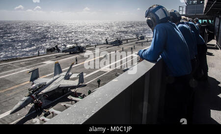 Observer les marins à bord d'opérations aériennes de classe Nimitz le porte-avions USS Carl Vinson (CVN 70). Banque D'Images