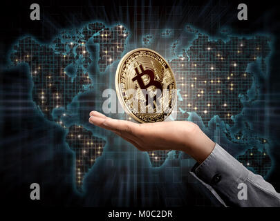 Les gens avec des bitcoins en or sur ses mains avec digital world map background Banque D'Images
