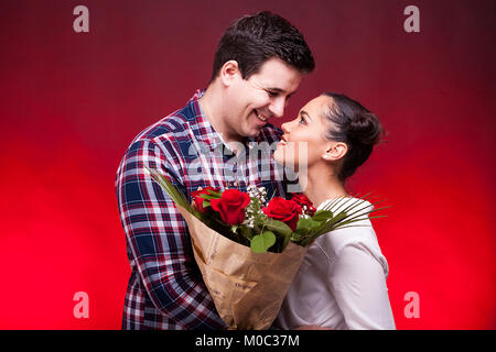 Couple sur une date quand femme fleurs en mains Banque D'Images