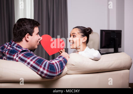 Couple pas un cœur rouge dans leurs mains Banque D'Images