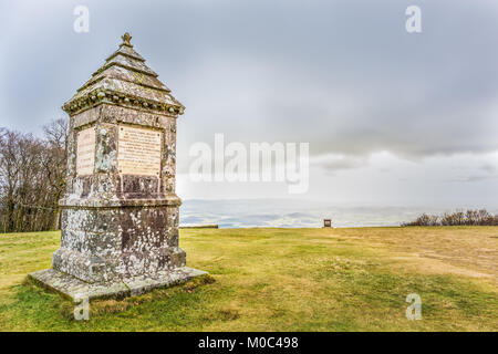 Monument situé sur le haut du Mont Bouvray dans la région française Morvan sur un jour d'hiver nuageux Banque D'Images