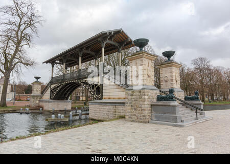 "Pont Napoléon" traversant la Moyenne-Deûle à Lille, France Banque D'Images