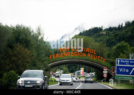 Les personnes conduisant les voyageurs et autrichien et voiture moto équitation sur la route à la Fussen ville Reutte city le 1 septembre 2017, dans le Tyrol, Autriche Banque D'Images