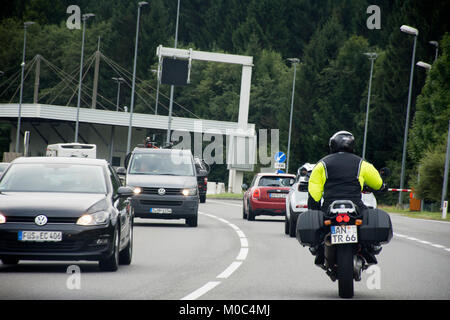 Les personnes conduisant les voyageurs et autrichien et voiture moto équitation sur la route à la Fussen ville Reutte city le 1 septembre 2017, dans le Tyrol, Autriche Banque D'Images