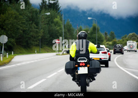 Les personnes conduisant les voyageurs et autrichien et voiture moto équitation sur la route à la Fussen ville Reutte city le 1 septembre 2017, dans le Tyrol, Autriche Banque D'Images