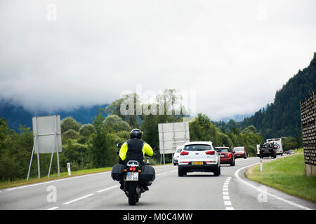 Les personnes conduisant les voyageurs et autrichien et voiture moto équitation sur la route à la Fussen ville Reutte city le 1 septembre 2017, dans le Tyrol, Autriche Banque D'Images