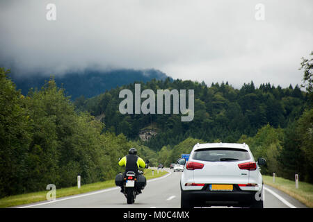 Les personnes conduisant les voyageurs et autrichien et voiture moto équitation sur la route à la Fussen ville Reutte city le 1 septembre 2017, dans le Tyrol, Autriche Banque D'Images