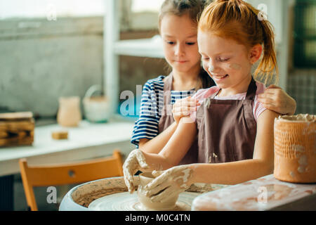 Processus de travail avec l'argile de potier. Deux jeunes filles la poterie en studio Banque D'Images