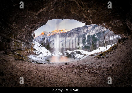 Vue depuis la chute d'une grotte pour Goriuda et le soleil brille sur les montagnes dans les Alpes italiennes Banque D'Images