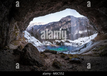 Avis de : cave à chute d'Goriuda avec lac turquoise dans la neige a couvert les points d'Italien Banque D'Images