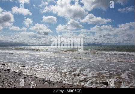 Rouler dans les vagues sur la côte galloise, péninsule LLyn Banque D'Images