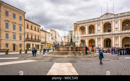 LORETO, Italie - juli 16, 2016 : la fontaine en pierre médiévale avec des dragons de bronze, dans la Madone Square avec le Palais apostolique sur l'arrière-plan Banque D'Images