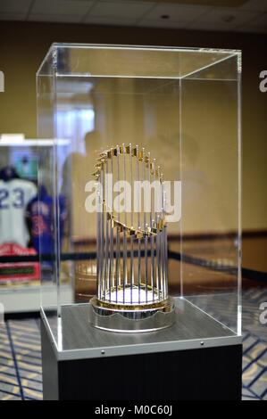 Le trophée du championnat de la Série mondiale 2016 sur l'affichage pour les fans à l'assemblée annuelle de la Convention des Cubs de Chicago. Chicago, Illinois, USA. Banque D'Images