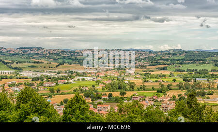 Paysage de campagne des Marches en Italie. Vue depuis la terrasse du Sanctuaire de la Sainte Maison de Lorette ville Banque D'Images