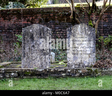 Les tombes de Cassandra Elizabeth Austen (sœur aînée de Jane Austen)et Cassandra Austen (née Leigh) mère de Jane Austen à Chawton Hampshire Banque D'Images