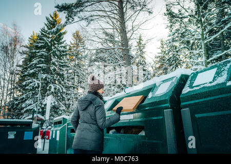 La gestion des déchets au recyclage femme depo Banque D'Images