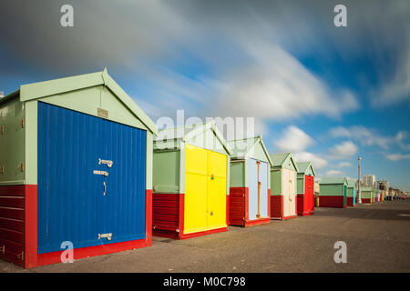 Cabines colorées emblématique sur le front de mer de Brighton, East Sussex, Angleterre. Banque D'Images