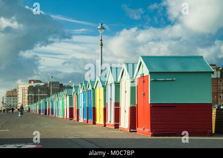 Cabines colorées sur front de Hove, East Sussex, Angleterre. Banque D'Images