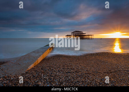 Coucher du soleil à West Pier de Brighton en ruines, East Sussex, Angleterre. Banque D'Images