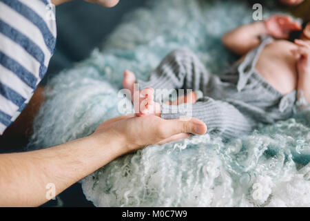 Heureux parents avec bébé nouveau-né Banque D'Images