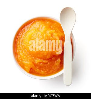 Purée de potiron et carotte bébé dans un bol avec cuillère bébé isolé sur fond blanc, vue du dessus Banque D'Images