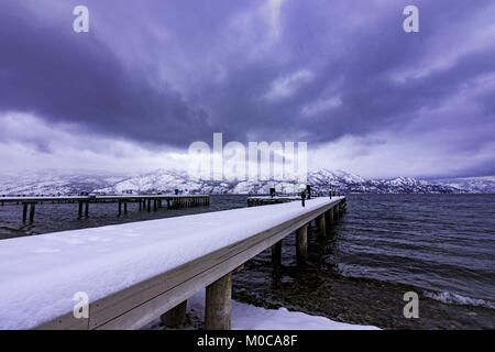 Quai couvert de neige sur le lac Okanagan West Kelowna, British Columbia Canada sur un jour de tempête Banque D'Images