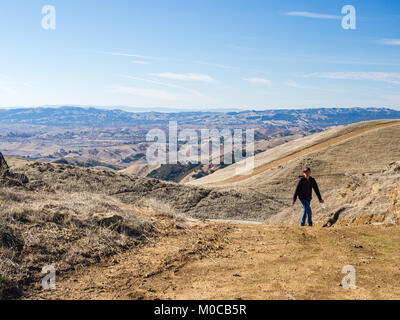 10 ans de la randonnée sur la colline herbeuse, d'or en Californie avec de chêne sur journée d'automne ensoleillée, Morgan Territoire, Walnut Creek, Livermore Banque D'Images