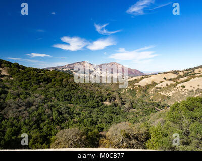 Randonnée pédestre dans la région de Morgan Territoire Regional Preserve, Walnut Creek, comté de Contra Costa, East Bay, Californie, Highland Ridge de piste voir Mount Diablo. Banque D'Images