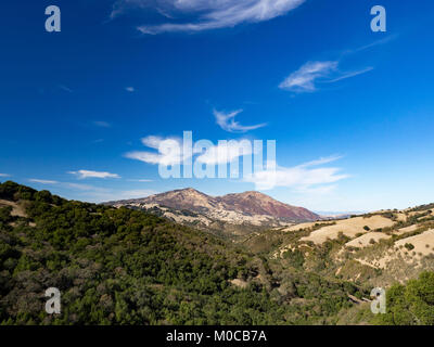 Randonnée pédestre dans la région de Morgan Territoire Regional Preserve, Walnut Creek, comté de Contra Costa, East Bay, Californie, Highland Ridge de piste voir Mount Diablo. Banque D'Images