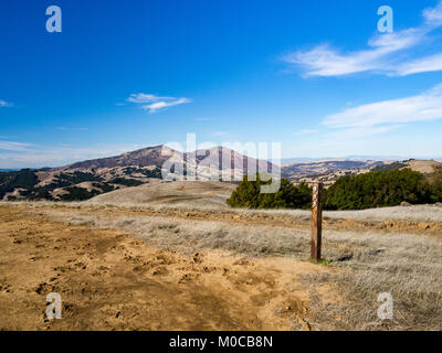 Randonnée pédestre dans la région de Morgan Territoire Regional Preserve, comté de Contra Costa, l'East Bay Regional Park, Californie. Sentier Raven vue du Mont Diablo Banque D'Images