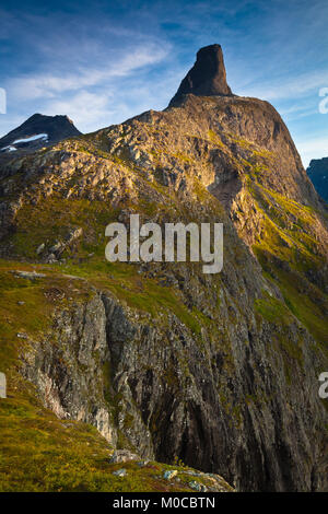 Lumière du soir sur Romsdalshorn,1550 m, dans la vallée de Romsdalen, Møre og Romsdal (Norvège). Banque D'Images