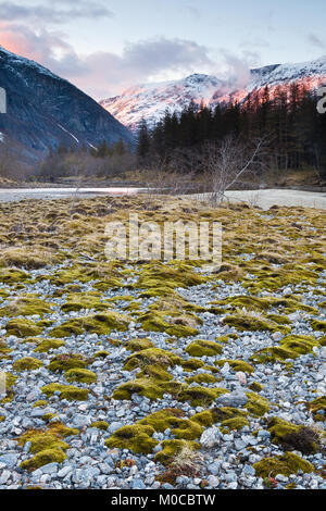 Belle soirée de printemps dans la vallée de Romsdalen, Møre og Romsdal (Norvège). Banque D'Images