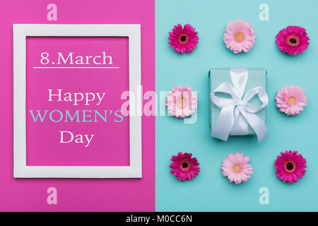 Bonne Journée de la femme Coloris pastel Arrière-plan. Femmes Floral 24 télévision lay concept minimal avec joliment emballé présent. Banque D'Images