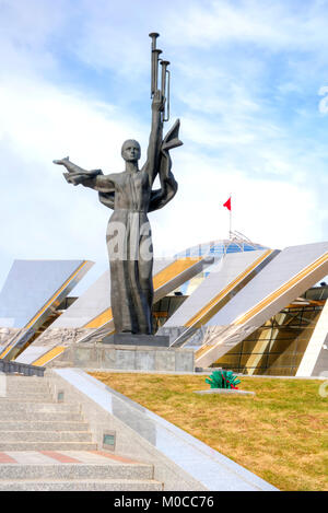 MINSK, BÉLARUS - Mars 11,2017 biélorusse : Musée de la Grande guerre patriotique et l'obélisque Minsk - Hero-City sur le boulevard des gagnants Banque D'Images